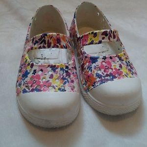 Old Navy toddler size 7 floral water shoes